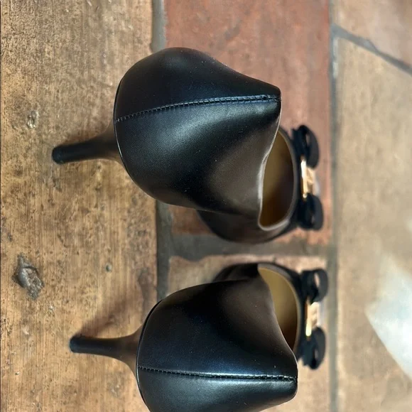 Vintage Salvatore Ferragamo Vara Black Heels with Gold Bow Grosgrain Ribbon EPOC - Picture 5 of 7